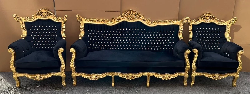 Casa Padrino Barock Wohnzimmer Set Schwarz / Gold - 1 Barock Sofa & 2 Barock Sessel - Barock Möbel - Barock Wohnzimmer Einrichtung - Wohnzimmer Möbel im Barockstil