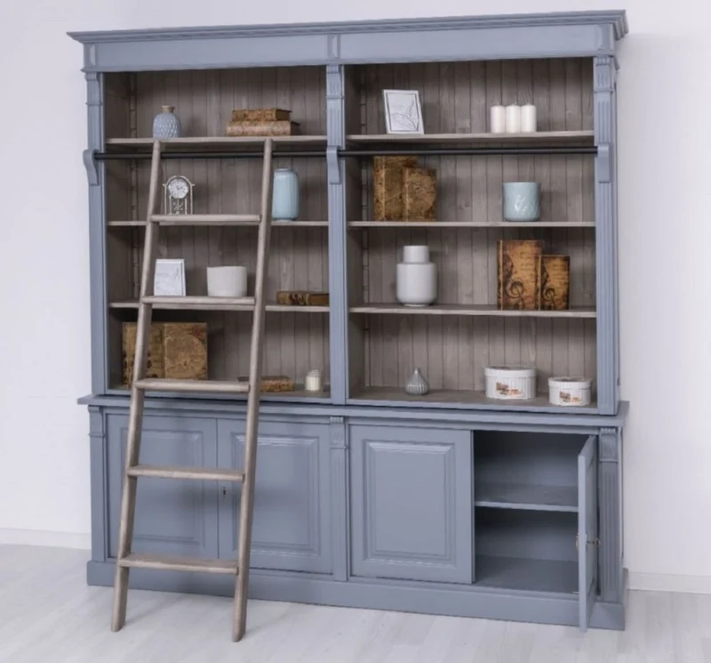 Casa Padrino Landhausstil Bücherschrank mit Leiter Hellblau / Grau 223 x 51 x H. 228 cm - Massivholz Schrank - Wohnzimmerschrank - Regalschrank - Büroschrank - Landhausstil Möbel