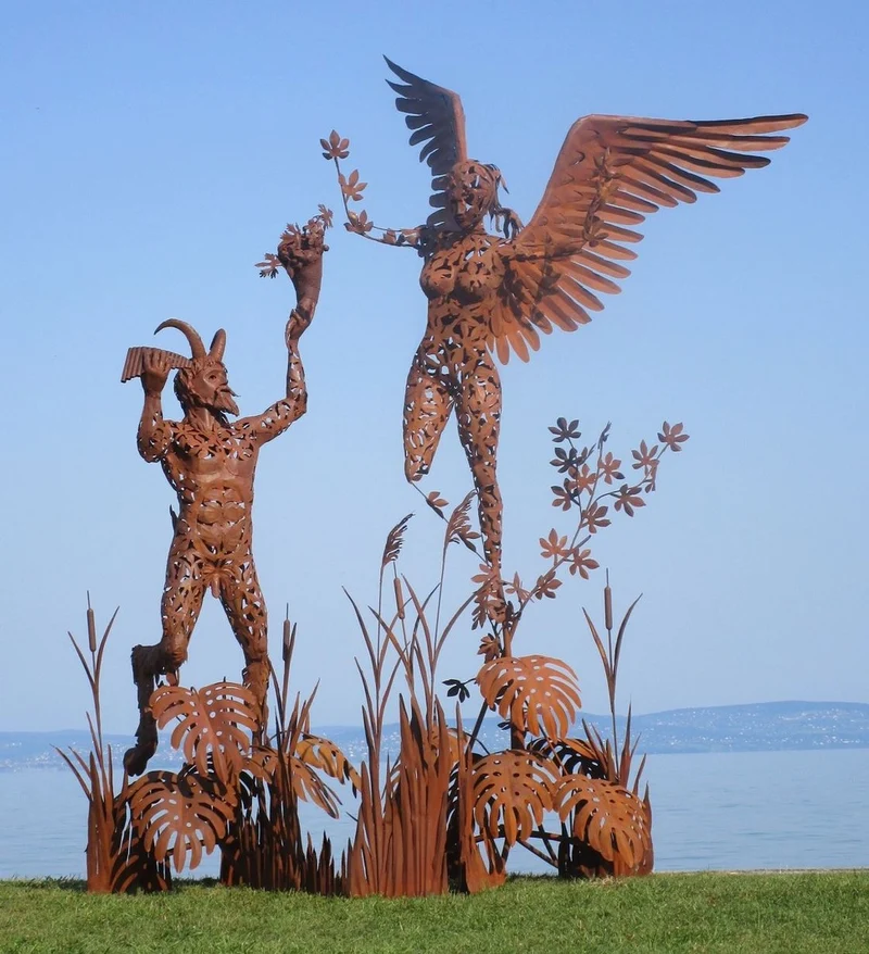 Casa Padrino Luxus Deko Skulptur Engel und Pan Rost 325 x 173 x H. 370 cm - Riesige Metall Skulptur - Riesige Garten Deko Figur - Garten Skulpturen - Metall Skulpturen