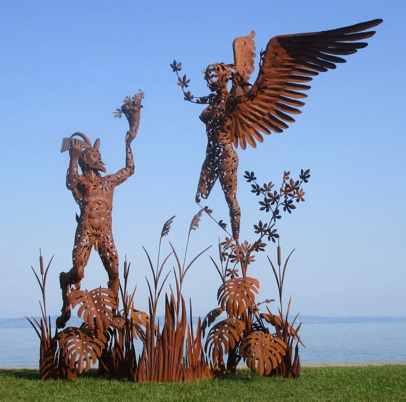 Casa Padrino Luxus Deko Skulptur Engel und Pan Rost 325 x 173 x H. 370 cm - Riesige Metall Skulptur - Riesige Garten Deko Figur - Garten Skulpturen - Metall Skulpturen