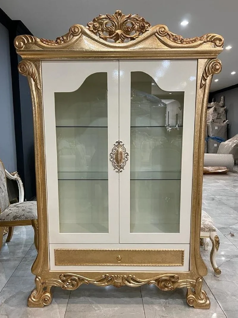 Casa Padrino Luxus Barock Vitrine Weiß / Gold - Prunkvoller Massivholz Vitrinenschrank mit 2 Glastüren und Schublade - Luxus Möbel im Barockstil - Barock Möbel - Edel & Prunkvoll