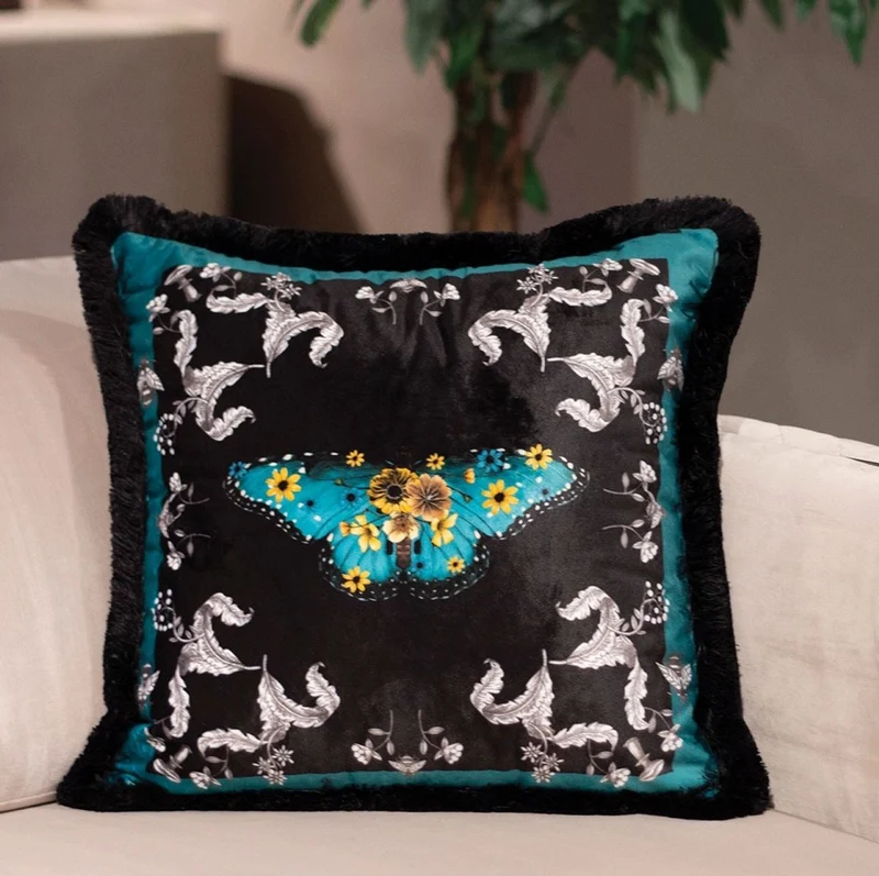 Casa Padrino Luxus Deko Kissen Schmetterling & Blumen Mehrfarbig / Schwarz 45 x 45 cm - Bedrucktes Samt Kissen mit Fransen - Luxus Deko Accessoires