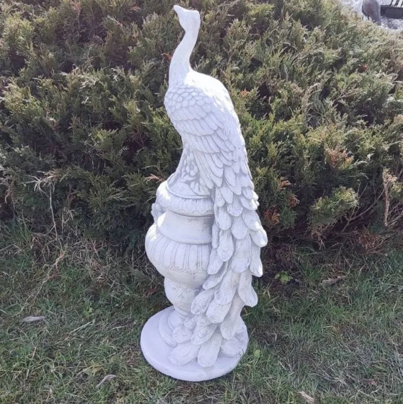 Casa Padrino Barock Garten Deko Skulptur Pfau auf Vase Weiß / Grau H. 82 cm - Prunkvolle Garten Deko Stein Figur - Barock Garten Deko Accessoires - Barock Garten Skulpturen