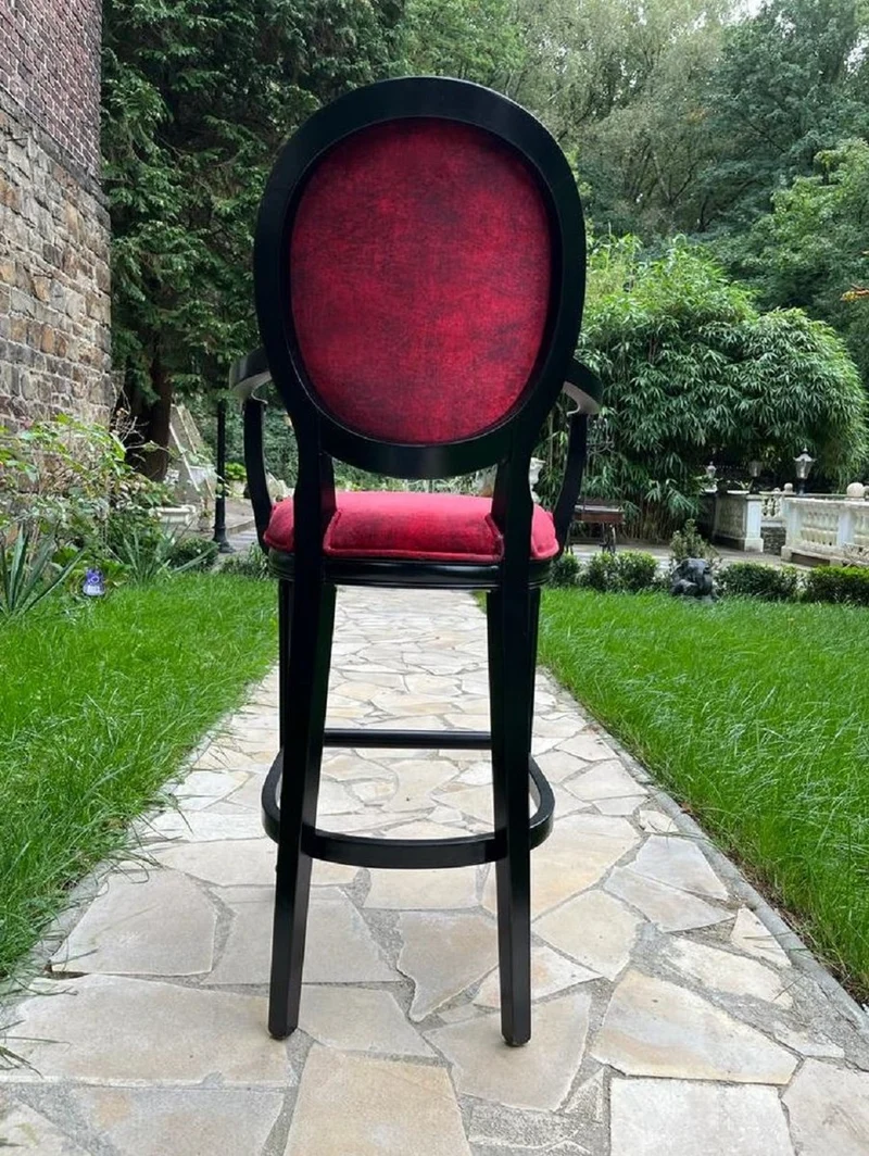 Casa Padrino Barock Barstuhl mit Armlehnen Bordeauxrot / Schwarz - Prunkvoller Barockstil Massivholz Barhocker mit edlem Samtstoff - Barock Bar Möbel