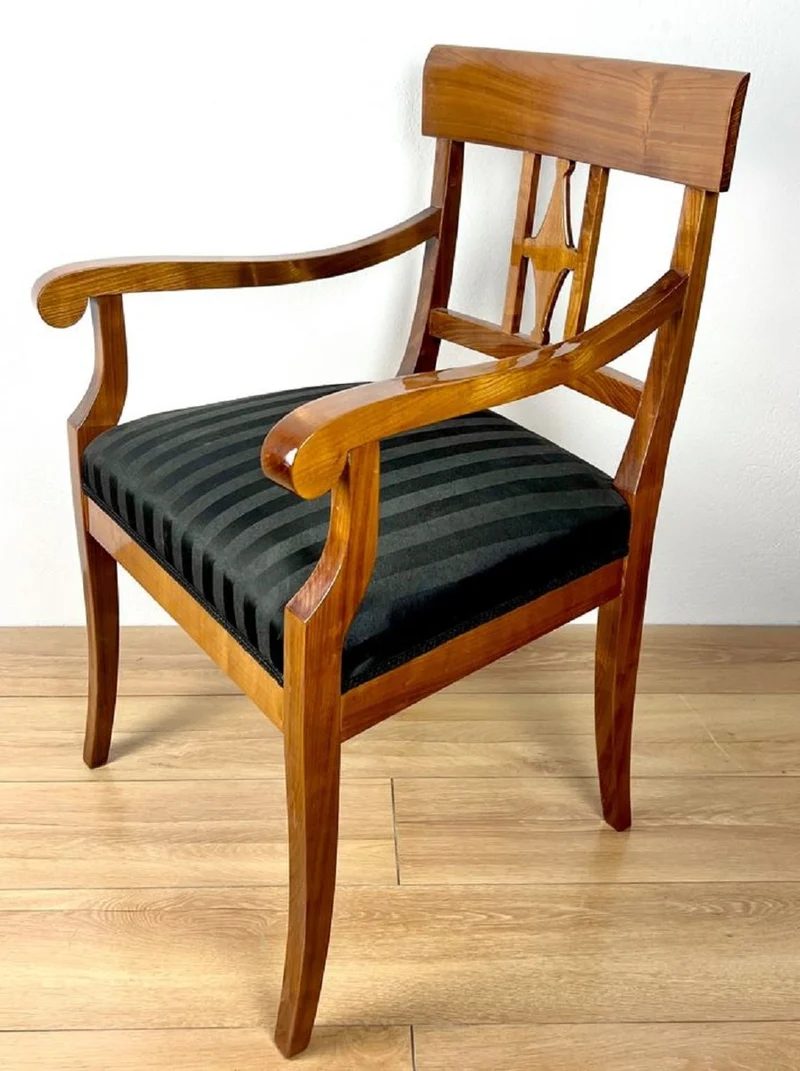 Casa Padrino Luxus Biedermeier Esszimmer Stuhl mit Armlehnen und Streifen Braun / Schwarz 59 x H. 94 cm - Massivholz Küchen Stuhl - Massivholz Esszimmer Möbel - Biedermeier Esszimmer Möbel