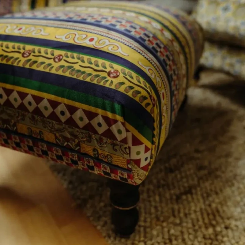 Casa Padrino Luxus Fußhocker mit Streifen Mehrfarbig / Schwarz 77 x 55 x H. 45 cm - Rechteckiger Samt Hocker - Wohnzimmer Möbel - Hotel Möbel - Luxus Möbel - Luxus Einrichtung