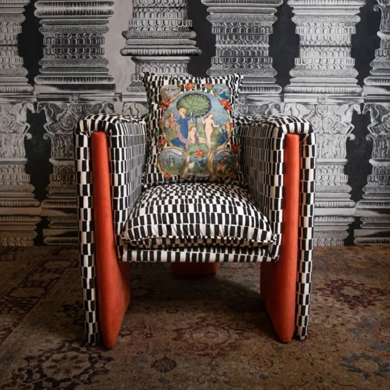 Casa Padrino Luxus Designer Samt Sessel mit Kissen Schwarz / Weiß / Orange 80 x 68 x H. 99 cm - Wohnzimmer Sessel - Hotel Sessel - Wohnzimmer Möbel - Hotel Möbel - Luxus Möbel - Designer Möbel