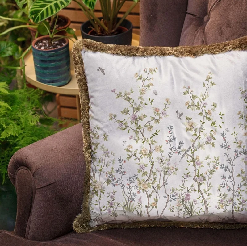 Casa Padrino Luxus Deko Kissen Sträucher mit Blumen & Vögel Weiß / Mehrfarbig / Braun 45 x 45 cm - Bedrucktes Samt Kissen mit Fransen - Luxus Deko Accessoires