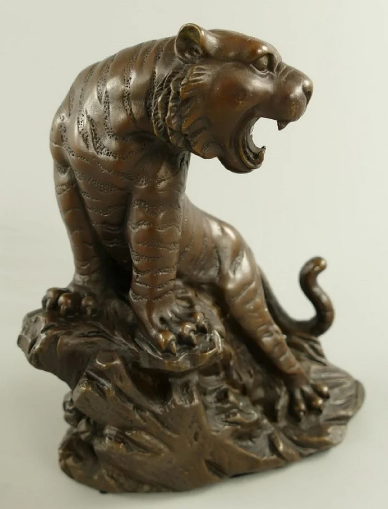 Casa Padrino Luxus Bronze Deko Skulptur Löwe auf Felsen 10 x 19 x H. 21 cm - Bronze Deko Figur - Schreibtisch Deko - Deko Accessoires - Luxus Accessoires