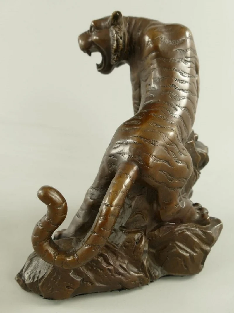 Casa Padrino Luxus Bronze Deko Skulptur Löwe auf Felsen 10 x 19 x H. 21 cm - Bronze Deko Figur - Schreibtisch Deko - Deko Accessoires - Luxus Accessoires