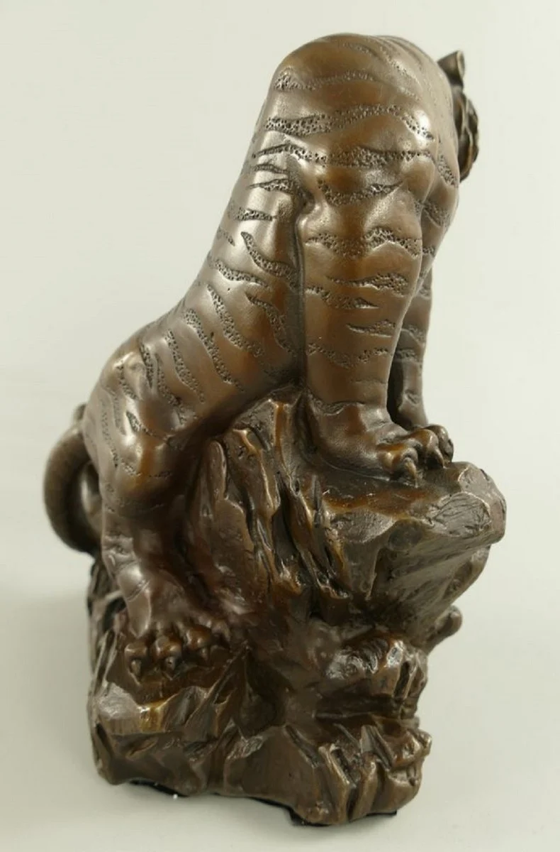 Casa Padrino Luxus Bronze Deko Skulptur Löwe auf Felsen 10 x 19 x H. 21 cm - Bronze Deko Figur - Schreibtisch Deko - Deko Accessoires - Luxus Accessoires