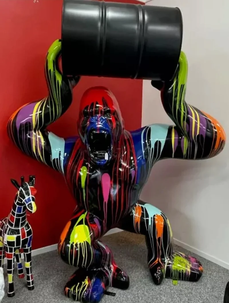 Casa Padrino Luxus Deko Skulptur Gorilla Affe mit Fass Schwarz / Mehrfarbig H. 250 cm - Große Deko Figur - XXL Deko Skulptur - XXL Deko Figur - Wohnzimmer Deko - Garten Deko - Luxus Figuren