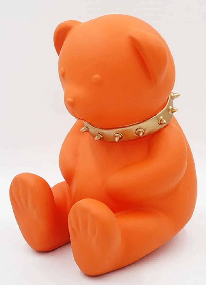 Casa Padrino Luxus Designer Dekofigur Teddybär mit Halsband Orange / Gold H. 31 cm - Kunstharz Deko Skulptur - Luxus Deko Figur - Designer Deko Figur - Luxus Accessoires