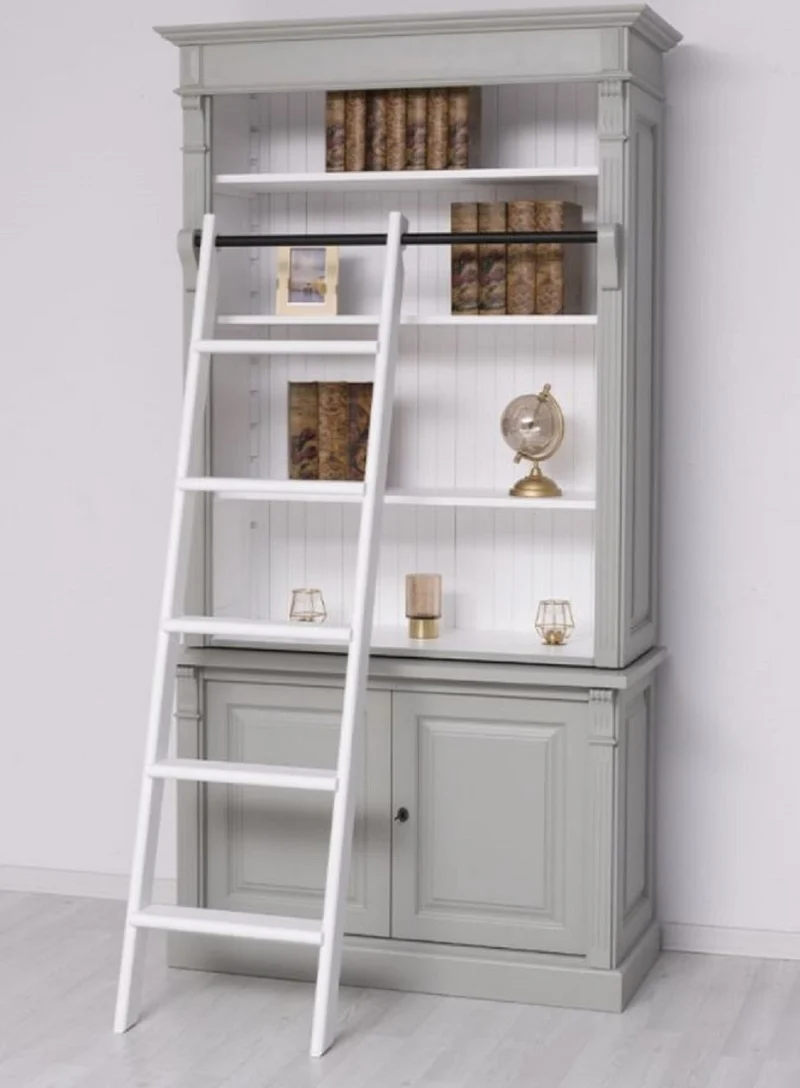 Casa Padrino Landhausstil Bücherschrank mit Leiter Grau / Weiß 120 x 51 x H. 228 cm - Massivholz Schrank - Regalschrank - Wohnzimmerschrank - Büroschrank - Landhausstil Möbel