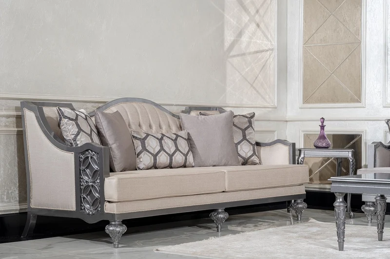 Casa Padrino Luxus Barock Wohnzimmer Sofa Beige / Grau - Handgefertigtes Barockstil Sofa mit dekorativen Kissen - Luxus Wohnzimmer Möbel im Barockstil - Barock Möbel