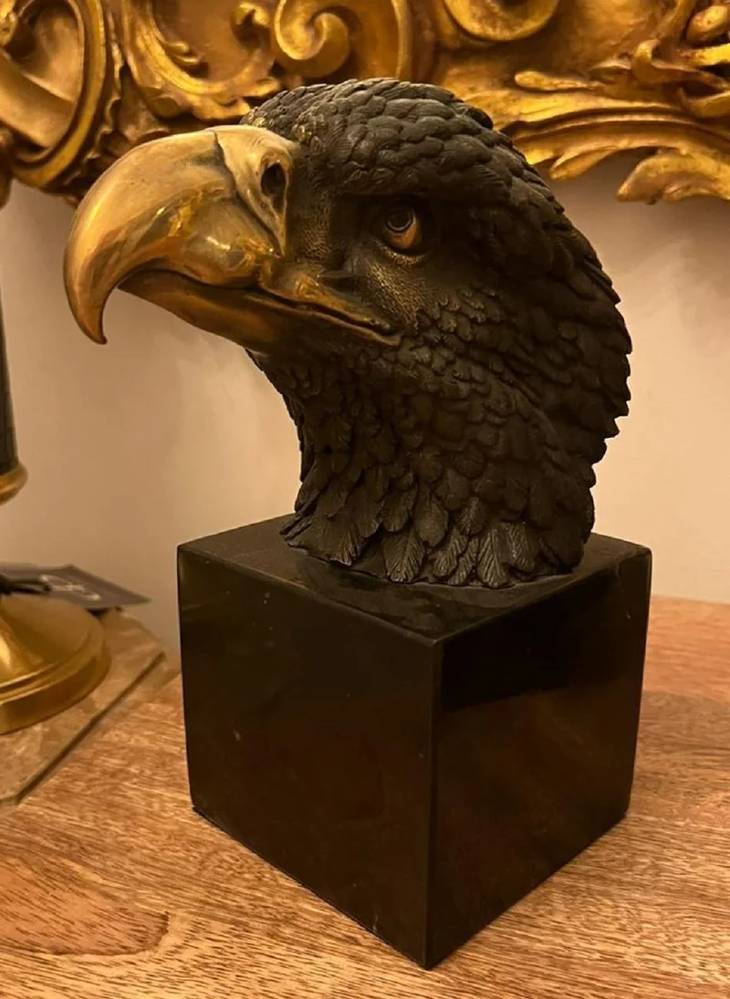 Casa Padrino Luxus Bronze Deko Skulptur Adlerkopf Schwarz / Gold 10 x 17 x H. 22 cm - Bronze Figur mit Marmorsockel - Wohnzimmer Deko - Schreibtisch Deko - Deko Accessoires