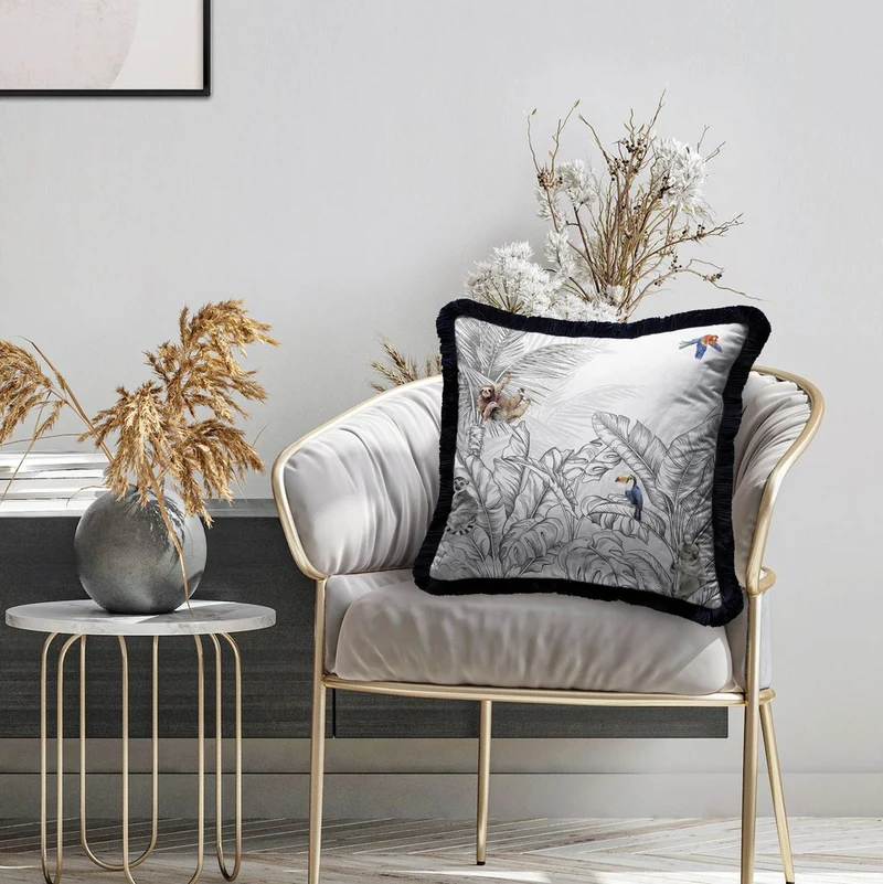 Casa Padrino Luxus Deko Kissen Dschungel & Tiere Grau / Mehrfarbig / Schwarz 45 x 45 cm - Bedrucktes Samt Kissen mit Fransen - Luxus Deko Accessoires