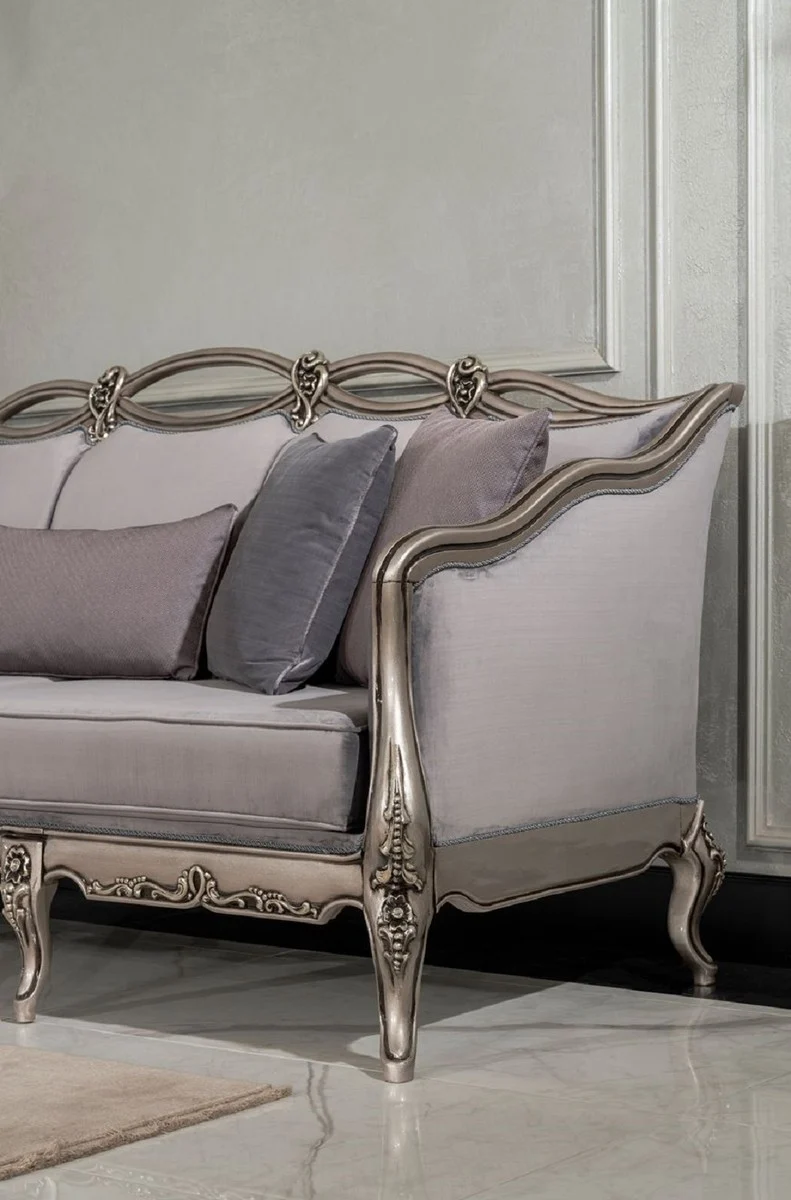 Casa Padrino Luxus Barock Wohnzimmer Sofa Grau / Silber - Handgefertigtes Barockstil Sofa mit dekorativen Kissen - Luxus Wohnzimmer Möbel im Barockstil - Barock Möbel - Edel & Prunkvoll