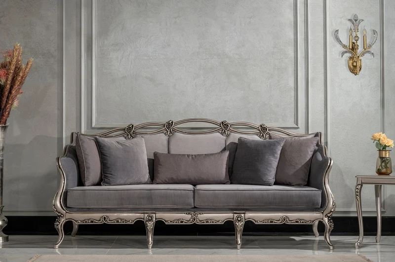 Casa Padrino Luxus Barock Wohnzimmer Sofa Grau / Silber - Handgefertigtes Barockstil Sofa mit dekorativen Kissen - Luxus Wohnzimmer Möbel im Barockstil - Barock Möbel - Edel & Prunkvoll