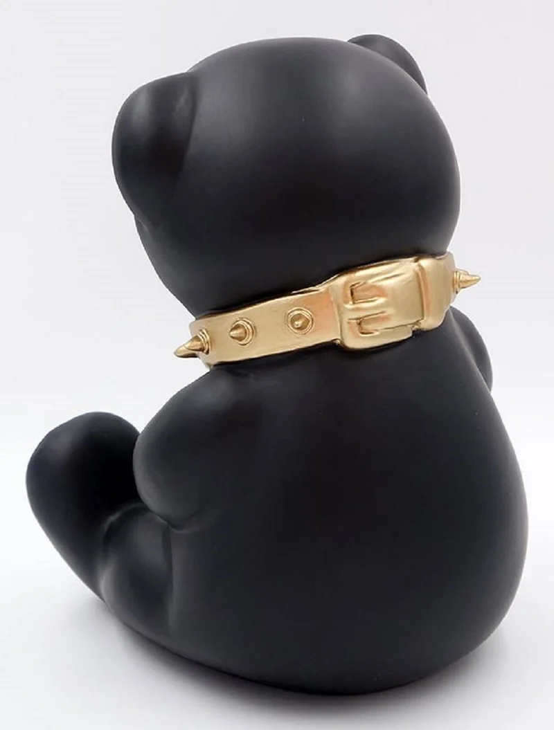 Casa Padrino Luxus Designer Dekofigur Teddybär mit Halsband Schwarz / Gold H. 31 cm - Kunstharz Deko Skulptur - Luxus Deko Figur - Designer Deko Figur - Luxus Accessoires