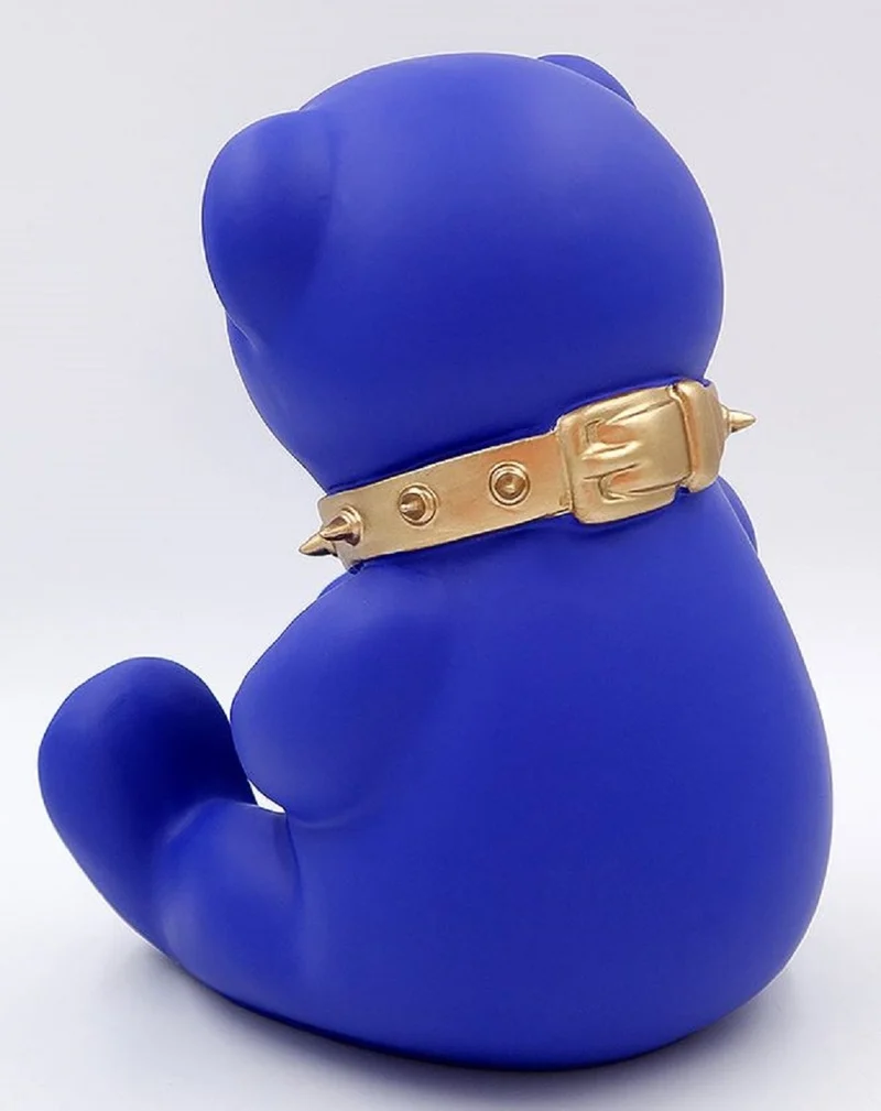 Casa Padrino Luxus Designer Dekofigur Teddybär mit Halsband Blau / Gold H. 31 cm - Kunstharz Deko Skulptur - Luxus Deko Figur - Designer Deko Figur - Luxus Accessoires