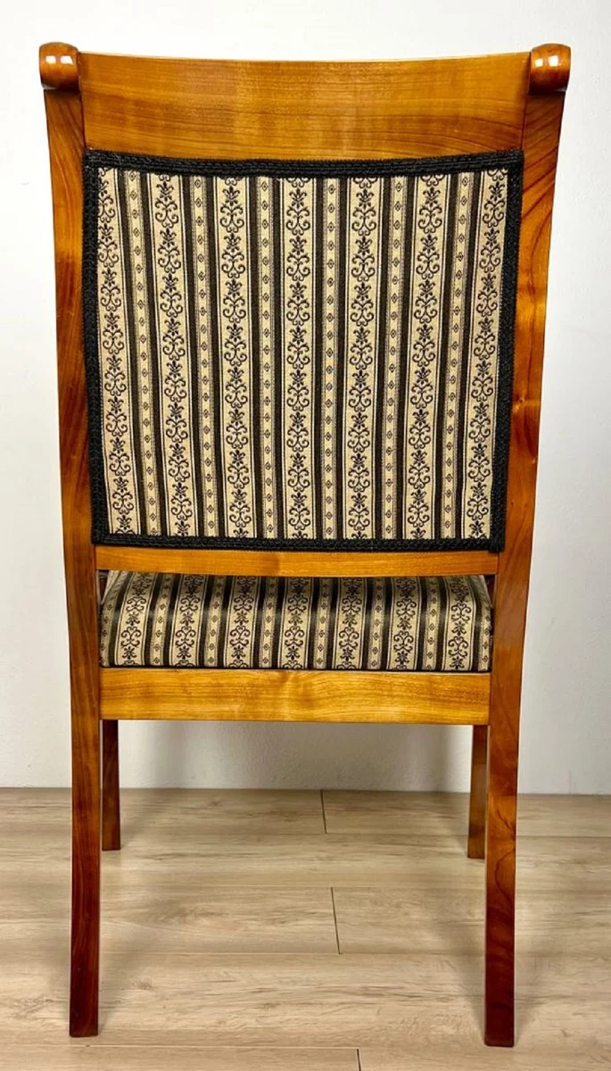 Casa Padrino Luxus Biedermeier Esszimmer Stuhl mit Armlehnen und Streifen Braun / Beige / Schwarz 60 x H. 95 cm - Massivholz Küchen Stuhl - Massivholz Esszimmer Möbel - Biedermeier Esszimmer Möbel