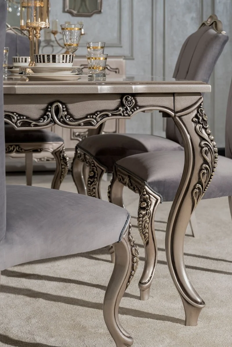 Casa Padrino Luxus Barock Esszimmer Stuhl Grau / Silber - Prunkvoller Barockstil Küchen Stuhl - Luxus Esszimmer Möbel im Barockstil - Barock Möbel - Edel & Prunkvoll