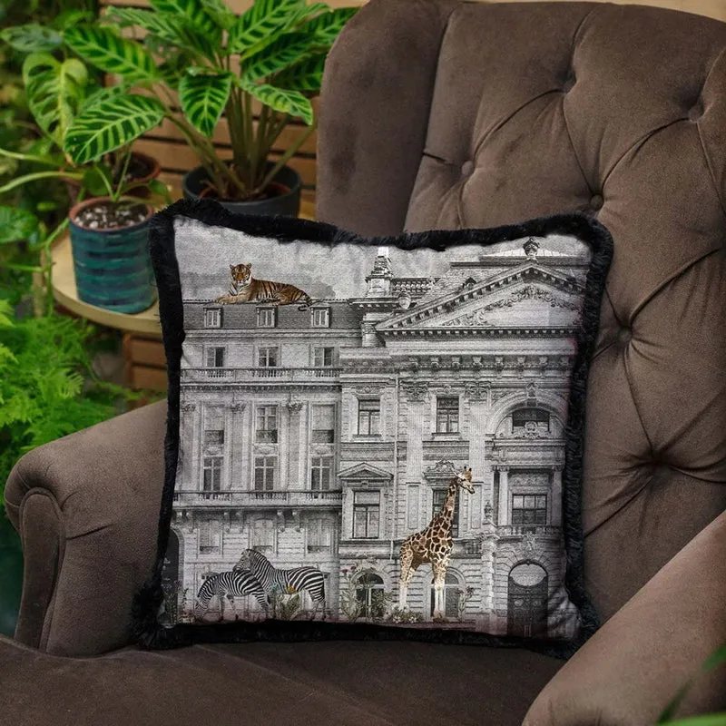 Casa Padrino Luxus Deko Kissen prunkvolles Haus & Tiere Grau / Mehrfarbig / Schwarz 45 x 45 cm - Bedrucktes Samt Kissen mit Fransen - Luxus Deko Accessoires
