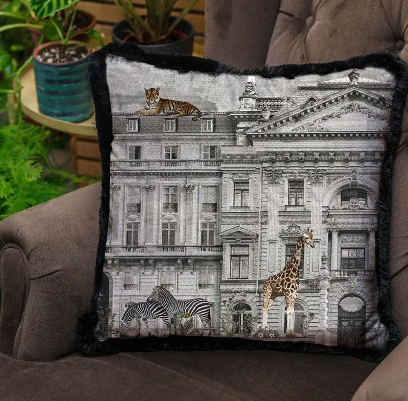 Casa Padrino Luxus Deko Kissen prunkvolles Haus & Tiere Grau / Mehrfarbig / Schwarz 45 x 45 cm - Bedrucktes Samt Kissen mit Fransen - Luxus Deko Accessoires