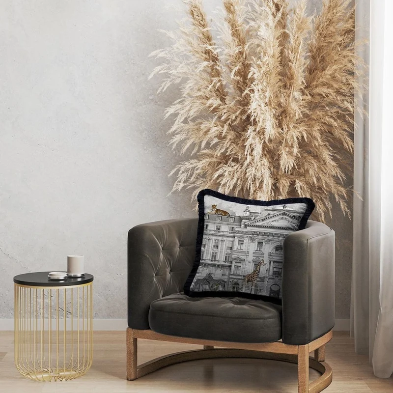 Casa Padrino Luxus Deko Kissen prunkvolles Haus & Tiere Grau / Mehrfarbig / Schwarz 45 x 45 cm - Bedrucktes Samt Kissen mit Fransen - Luxus Deko Accessoires