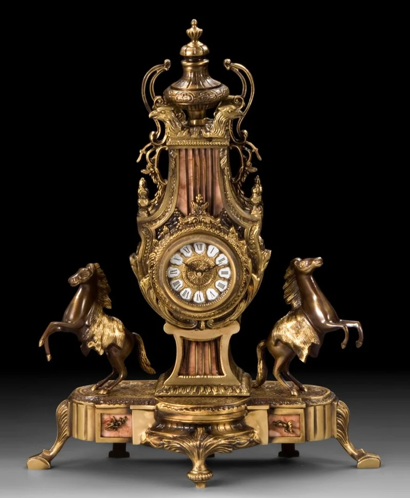 Casa Padrino Luxus Barock Tischuhr Gold / Bronze / Beige 43 x H. 54 cm - Handgefertigte Bronze Uhr im Barockstil - Barock Schreibtischuhr - Barock Schreibtisch Deko - Barock Deko Accessoires