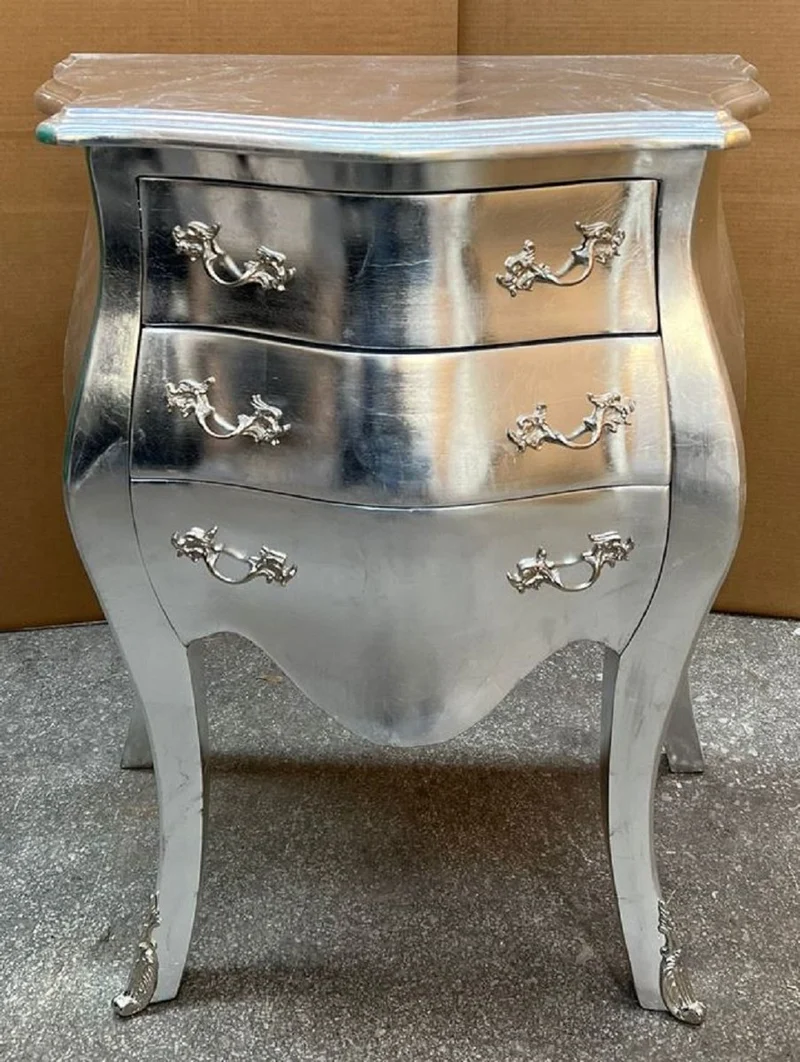 Casa Padrino Barock Nachtkommode Silber - Handgefertigte Barockstil Kommode mit 3 Schubladen - Barock Möbel - Schlafzimmer Möbel im Barockstil - Edel & Prunkvoll
