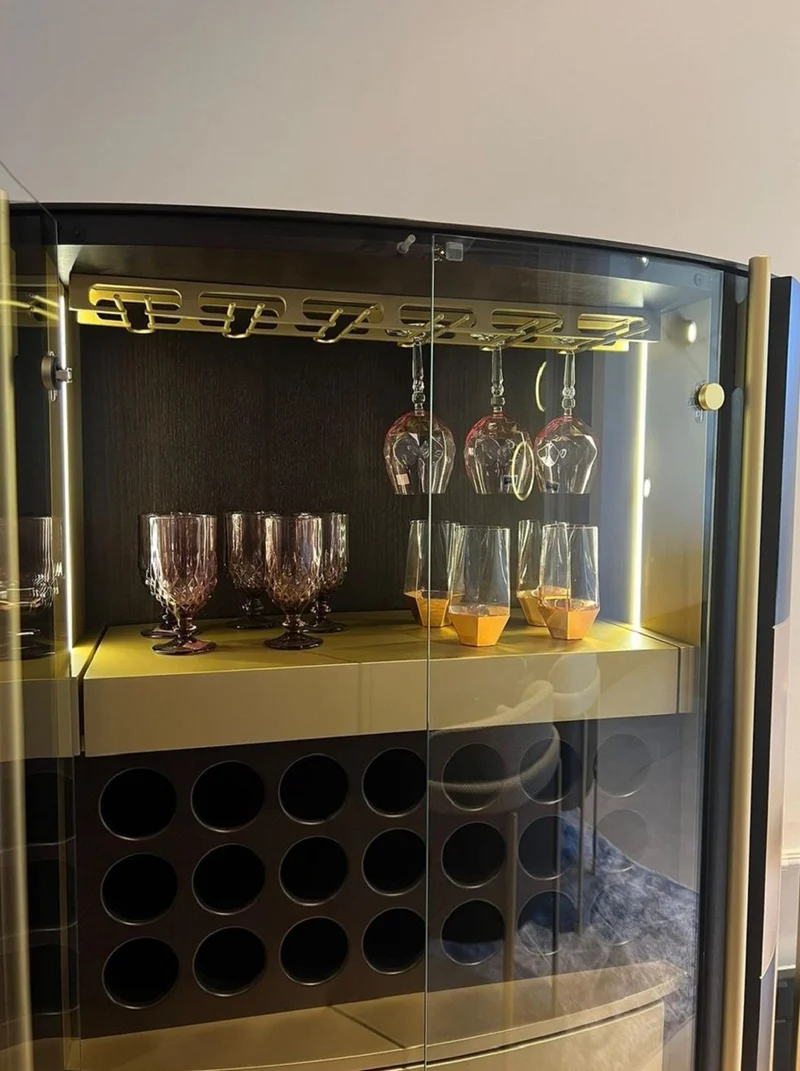 Casa Padrino Luxus Barschrank Dunkelbraun / Messing 128 x 47 x H. 150 cm - Beleuchteter Massivholz Weinschrank mit 4 Türen - Wohnzimmer Möbel - Bar Möbel - Hotel Möbel - Luxus Kollektion