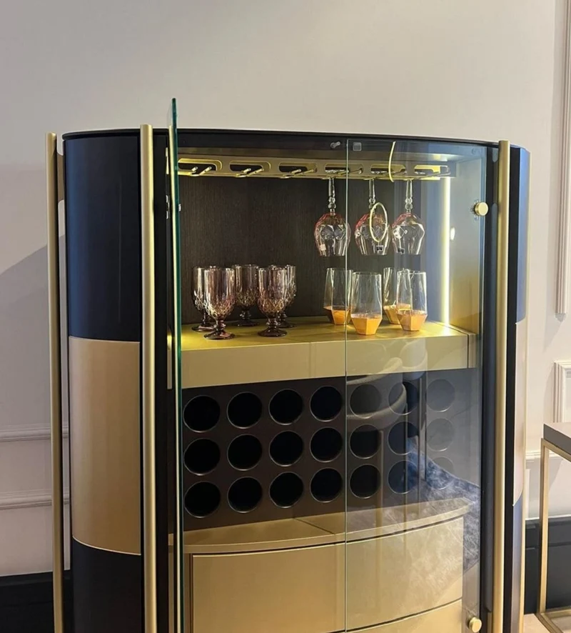 Casa Padrino Luxus Barschrank Dunkelbraun / Messing 128 x 47 x H. 150 cm - Beleuchteter Massivholz Weinschrank mit 4 Türen - Wohnzimmer Möbel - Bar Möbel - Hotel Möbel - Luxus Kollektion
