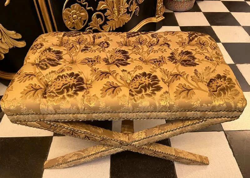 Casa Padrino Barock Hocker Gold - Handgefertigter Antik Stil Sitzhocker mit elegantem Muster - Barockstil Kreuzhocker - Wohnzimmer Möbel im Barockstil - Barock Möbel - Edel & Prunkvoll