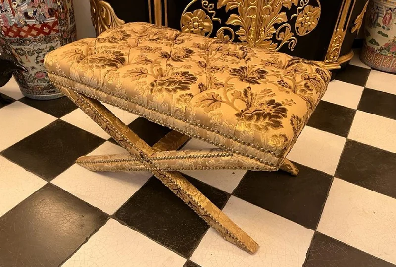 Casa Padrino Barock Hocker Gold - Handgefertigter Antik Stil Sitzhocker mit elegantem Muster - Barockstil Kreuzhocker - Wohnzimmer Möbel im Barockstil - Barock Möbel - Edel & Prunkvoll