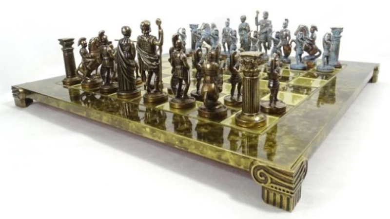 Casa Padrino Luxus Schach Set 44 x 44 cm - Römisches Schachspiel - Handgefertigtes Messing Schachbrett mit Messing Schachfiguren - Luxus Deko Accessoires
