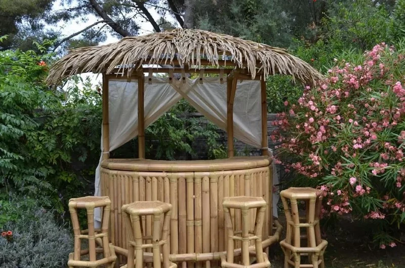 Casa Padrino Luxus Bambus Gartenbar Set Naturfarben 200 x 100 x H. 270 cm - 1 Halbrunde Cocktailbar mit Dach & 4 Barhocker - Garten Möbel - Bambus Möbel