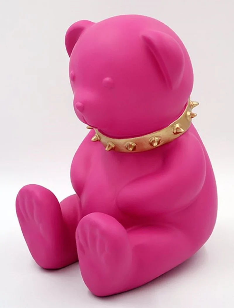 Casa Padrino Luxus Designer Dekofigur Teddybär mit Halsband Rosa / Gold H. 31 cm - Kunstharz Deko Skulptur - Luxus Deko Figur - Designer Deko Figur - Luxus Accessoires