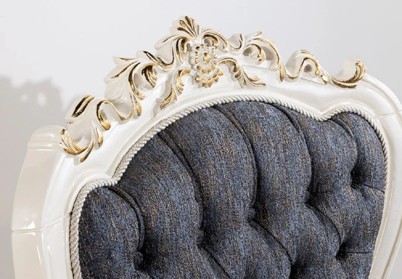 Casa Padrino Luxus Barock Sessel Blau / Weiß / Gold - Prunkvoller Wohnzimmer Sessel mit elegantem Muster - Luxus Wohnzimmer Möbel im Barockstil - Barock Möbel - Barock Einrichtung