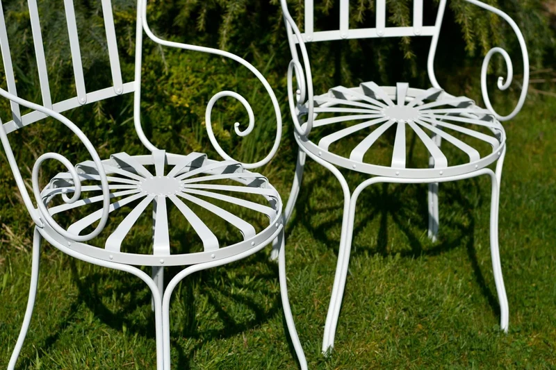 Casa Padrino Jugendstil Garten Stuhl Weiß 47 x 47 x H. 94 cm - Handgefertigter Schmiedeeisen Stuhl mit Armlehnen - Nostalgische Schmiedeeisen Garten & Terrassen Möbel