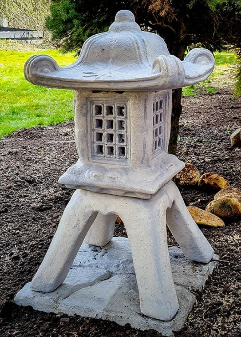 Casa Padrino Garten Leuchte im Japanischen Stil Pagode Grau 39 x 39 x H. 71 cm - Garten & Terrassen Leuchte - Wetterbeständige Garten Laterne - Garten Terrassen Beleuchtung