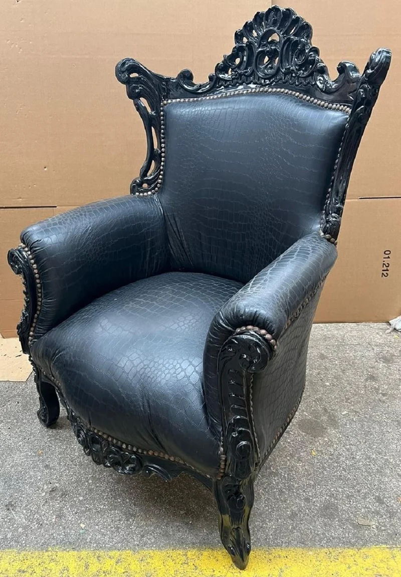 Casa Padrino Barock Sessel Al Capone Schwarz - Handgefertigter Antik Stil Wohnzimmer Sessel mit edlem Kunstleder in Kroko Optik - Barock Wohnzimmer Möbel