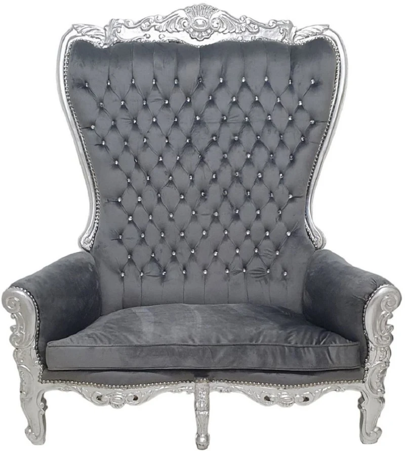Casa Padrino Barock Hochlehn 2er Sofa Grau / Silber - Prunkvolles Barockstil Sofa mit Glitzersteinen - Wohnzimmer Möbel im Barockstil - Barock Möbel - Edel & Prunkvoll