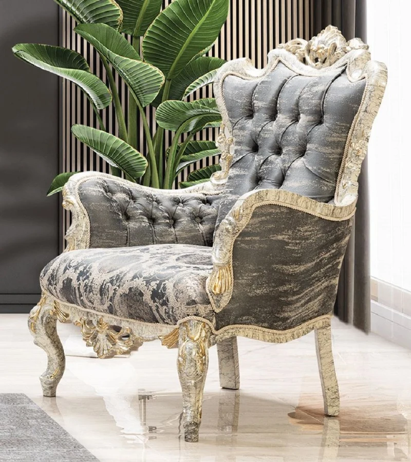 Casa Padrino Luxus Barock Sessel Grau / Antik Weiß / Gold - Prunkvoller Wohnzimmer Sessel mit elegantem Muster - Luxus Wohnzimmer Möbel im Barockstil - Barock Möbel - Barock Einrichtung