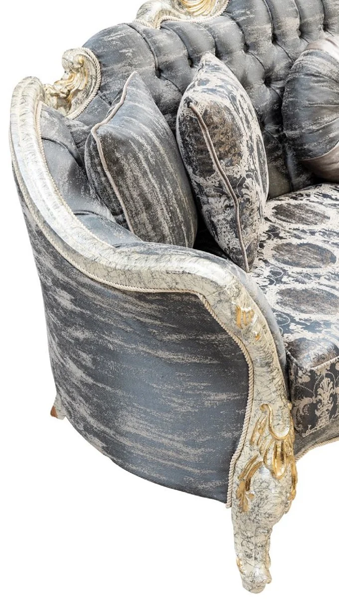 Casa Padrino Luxus Barock Sofa Grau / Antik Weiß / Gold - Barockstil Wohnzimmer Sofa mit elegantem Muster - Luxus Wohnzimmer Möbel im Barockstil - Barock Möbel - Barock Einrichtung