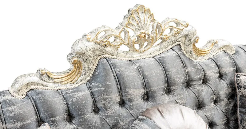 Casa Padrino Luxus Barock Sofa Grau / Antik Weiß / Gold - Barockstil Wohnzimmer Sofa mit elegantem Muster - Luxus Wohnzimmer Möbel im Barockstil - Barock Möbel - Barock Einrichtung