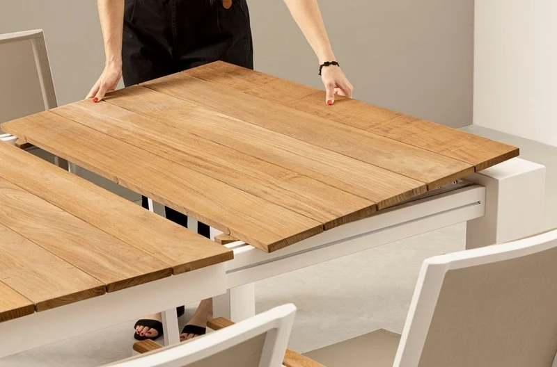 Casa Padrino Luxus Gartentisch Naturfarben / Weiß 228-294 x 100 x H. 75 cm - Ausziehbarer Garten Esstisch mit Teakholz Tischplatte und Aluminium Beinen - Luxus Garten & Terrassen Möbel
