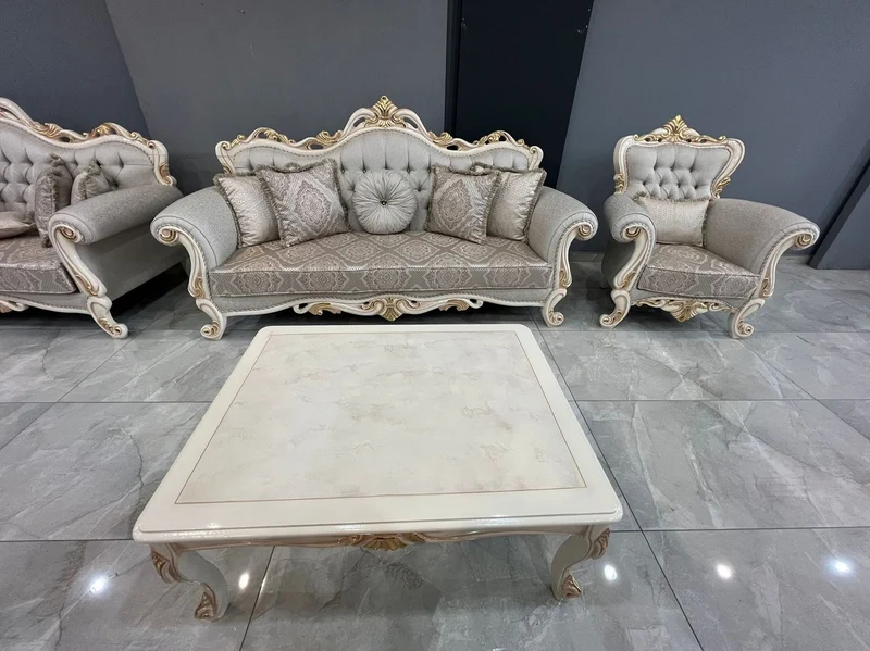 Casa Padrino Luxus Barock Sofa Grau / Weiß / Gold - Prunkvolles Wohnzimmer Sofa mit Glitzersteinen - Barockstil Wohnzimmer Möbel - Luxus Möbel im Barockstil - Edel & Prunkvoll