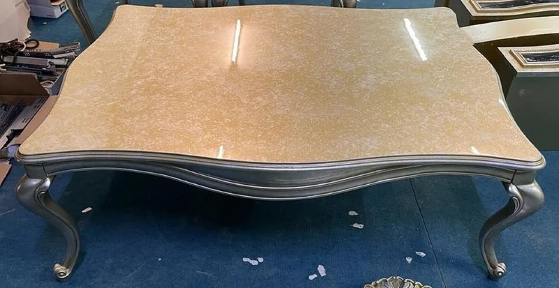 Casa Padrino Luxus Barock Couchtisch Gold / Silber - Quadratischer Massivholz Wohnzimmertisch im Barockstil - Luxus Wohnzimmer Möbel im Barockstil - Barock Möbel - Edel & Prunkvoll